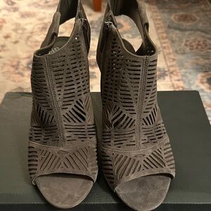 Vince Camuto Kimora Dark Grey Leather Peep-toe Shoes brand new size 6.5